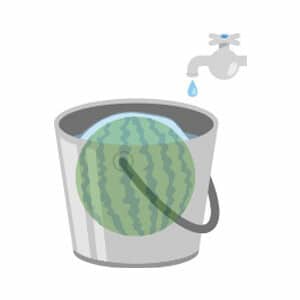 水で冷やしたスイカ