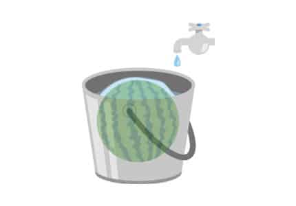 水で冷やしたスイカ