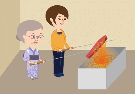 鰹の表面を焼き上げるおばあちゃん